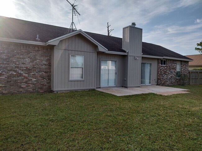 Building Photo - Spacious Home Conveniently Located in a Quiet Neighborhood!