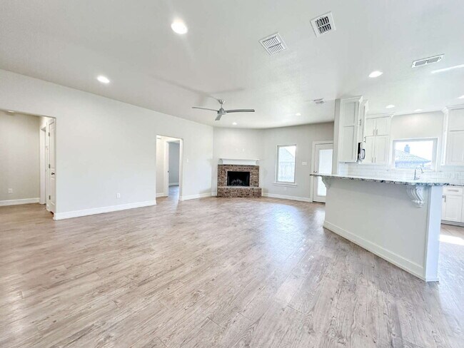Building Photo - Charming 3/2/2 in Frenship School District!