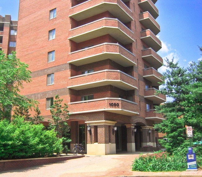 Building Photo - 1050 N Stuart St