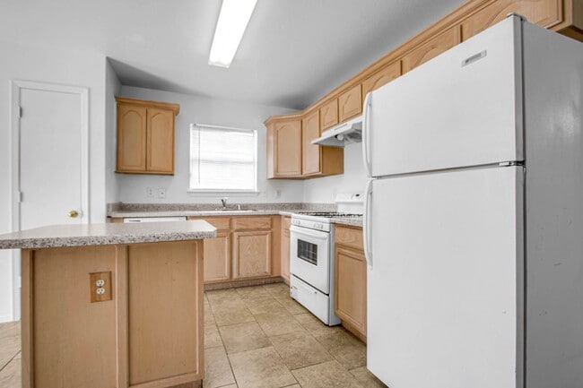 Building Photo - Cozy 3 bedroom 2 bath home in East El Paso! Special- No admin fee!