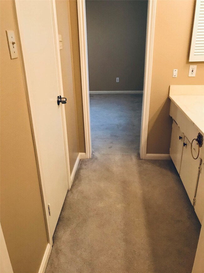 Building Photo - 3110 Springhill Dr