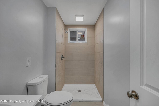 Building Photo - 8 Green Ridge St