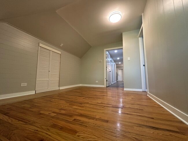 Building Photo - 4834 N Ridgeway Ave