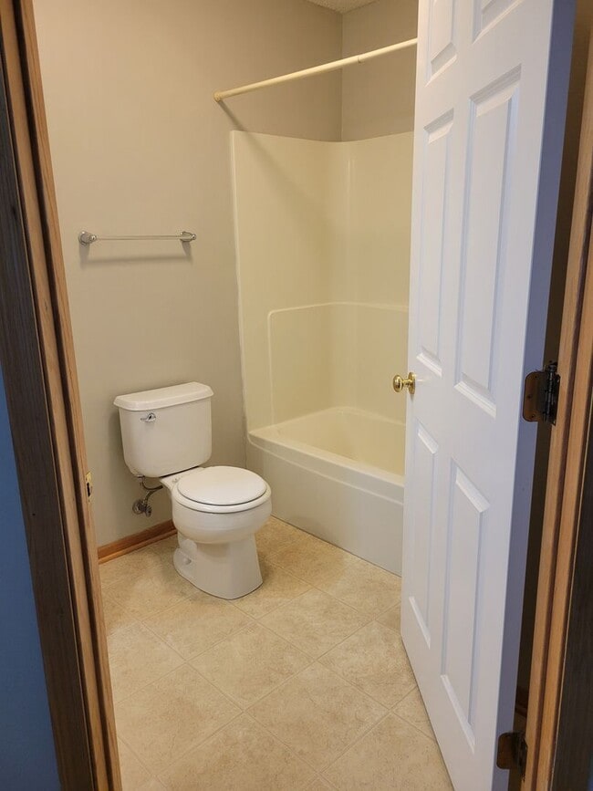 Building Photo - Middle Unit Townhouse