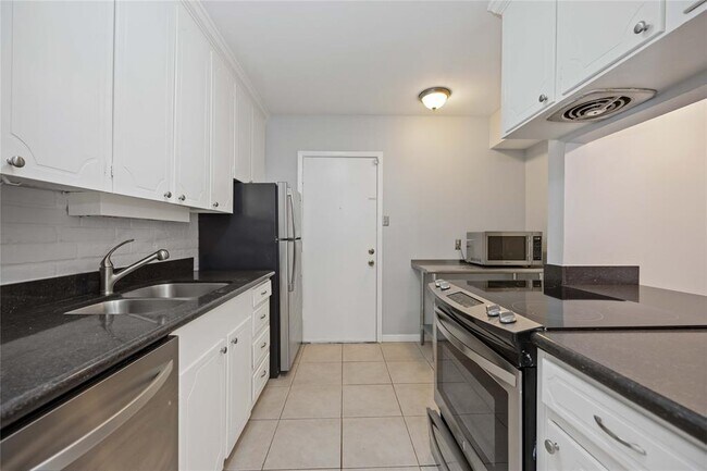 Building Photo - 2822 Briarhurst Dr