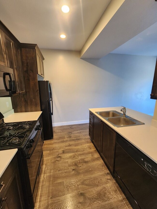 Building Photo - Charming Townhome