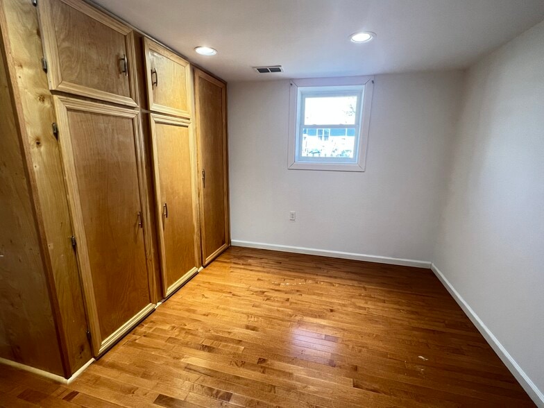 Building Photo - 2507 Sheridan Dr