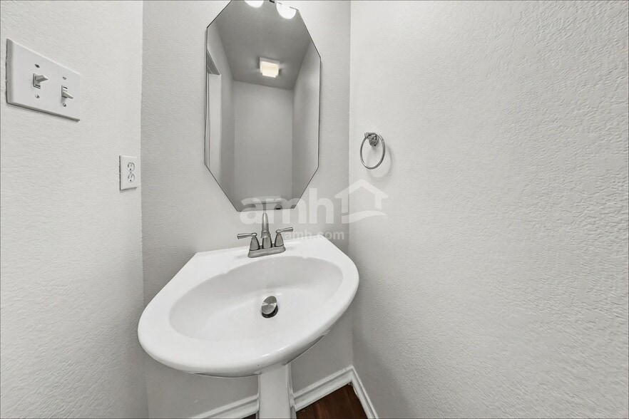 Building Photo - 8551 Western Meadows Dr