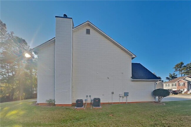 Building Photo - 5050 Roxton Ln
