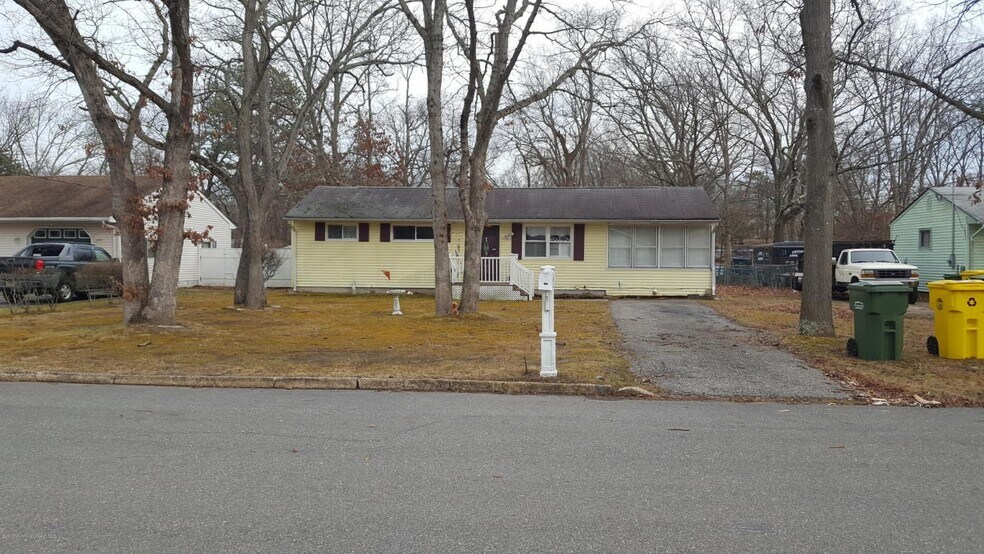 Primary Photo - 1319 Eisenhower St