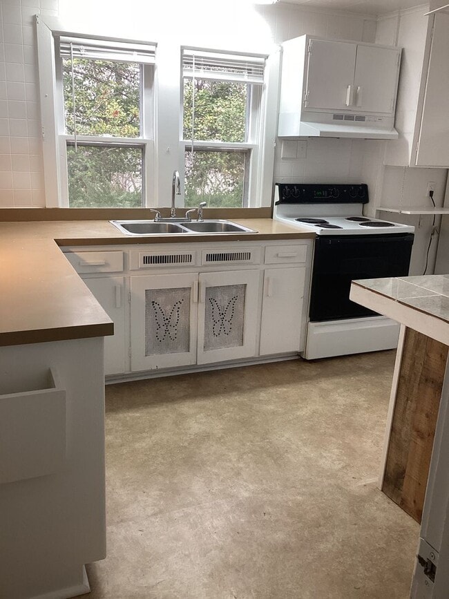 Building Photo - Two-Bedroom House