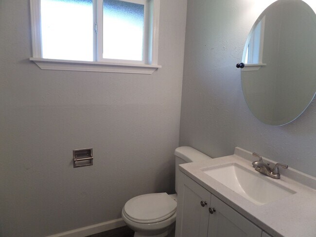 Building Photo - Super Cute & Updated 3 Bedroom House FOR R...
