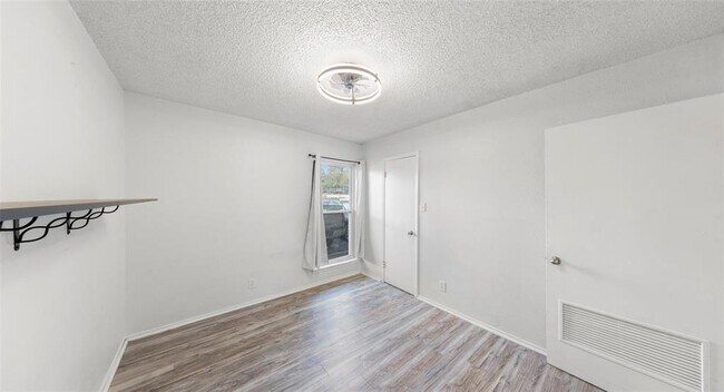 Building Photo - 2401 Manor Rd