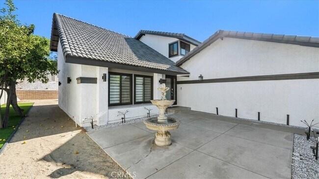 Building Photo - 1373 W Aster St