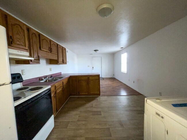 Building Photo - 114 E 8th St