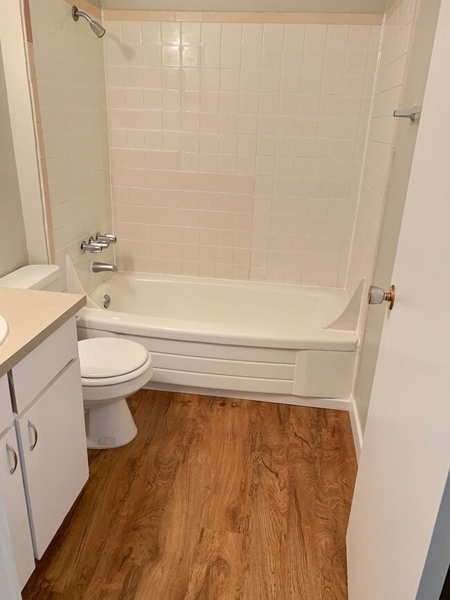 Building Photo - 2 Bedroom Town House!