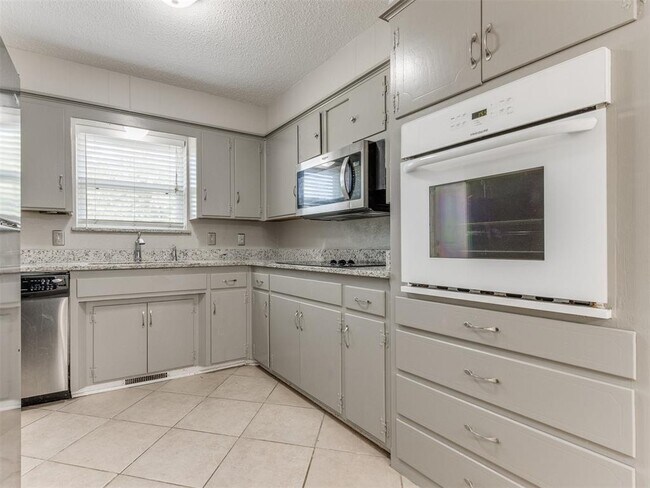 Building Photo - 339 Rosewood Dr