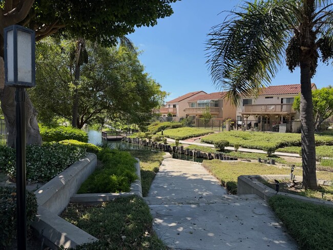 Building Photo - Lakeview Townhouse - 2 Bed / 1 ½ Bath