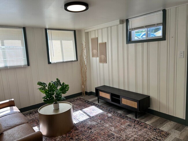 Building Photo - garden level one bedroom apartment