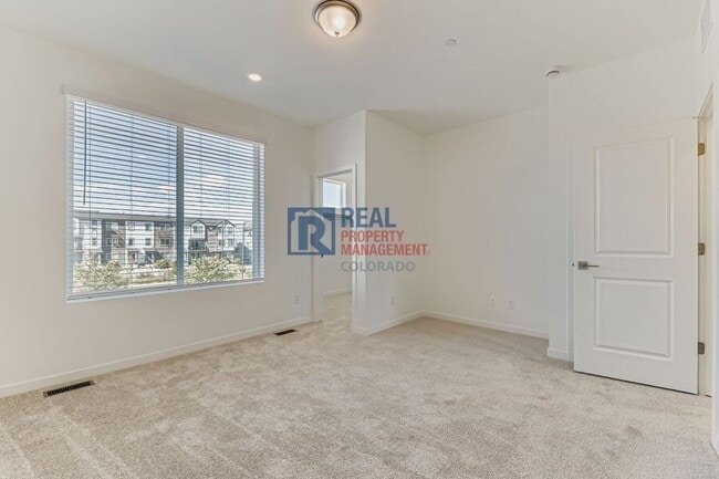 Building Photo - 1747 Peak Lp