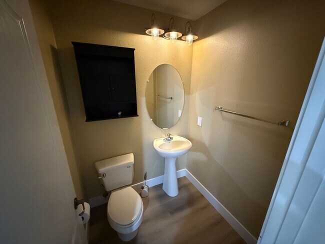 Building Photo - Beautiful 2-Story Townhome in Gated Area w...