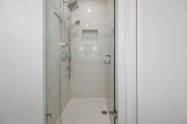 Building Photo - 611 N Palmway