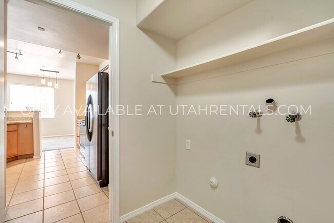 Building Photo - 6623 Blue Iris Dr