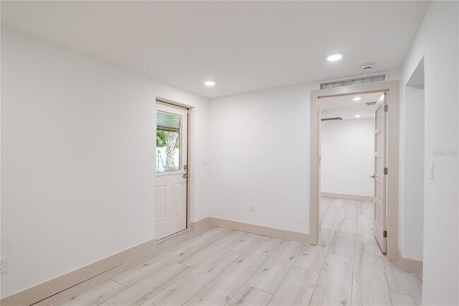 Building Photo - 4712 W Bay Ave