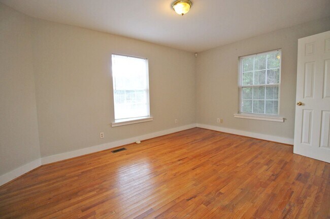 Building Photo - 2026/2027 PRE-LEASE! 5 Bedroom - Close to ...