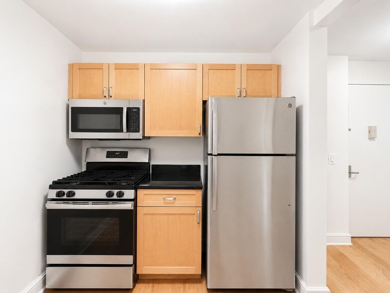 Building Photo - 323 W 96th St