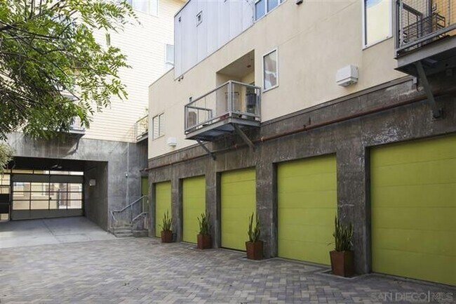 Building Photo - 5-Story UNIQUE Industrial Townhome - 3BD/4BA - w/ Open Floor Plan, Lots of Natural Light! - Secur...