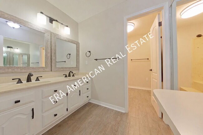 Building Photo - 608 Manor Ct