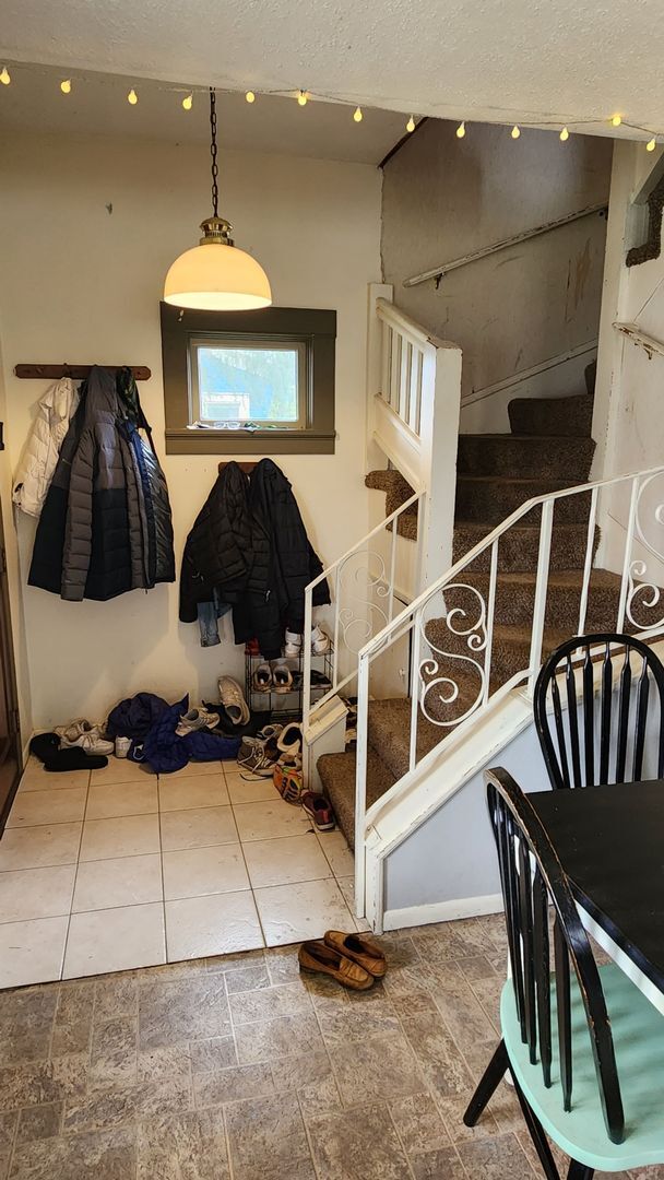 Building Photo - 5 bedroom 1 bath house - Near downtown!