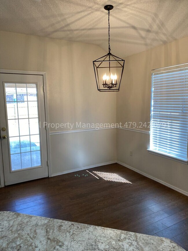 Building Photo - July Move In! Great house!! 3 bed 2 bath 2...