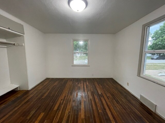 Building Photo - 2229 Parkview Pl