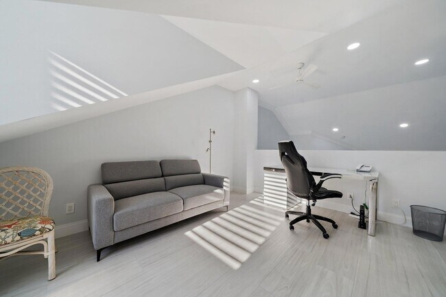 Building Photo - 3902 Fairway Dr S