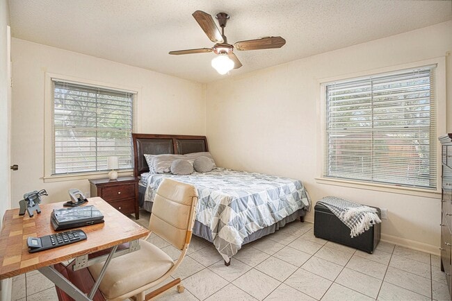 Building Photo - 17 Manor Way