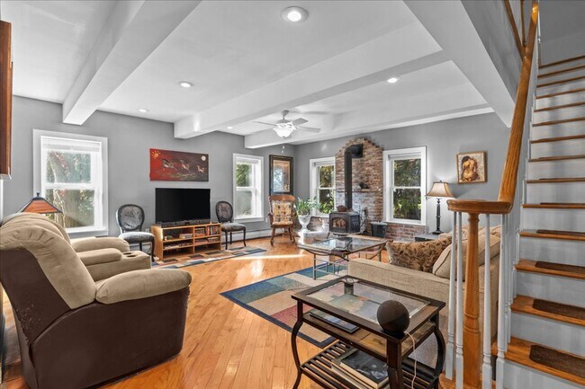 Building Photo - Well-Cared for historic beauty in private setting tucked in the Hill Section