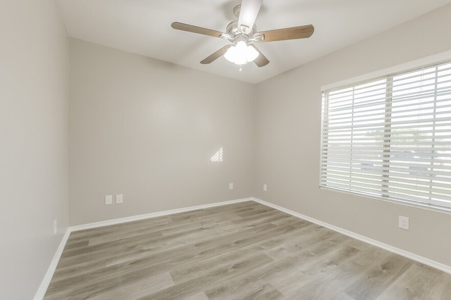 Building Photo - 10417 E Crescent Ave