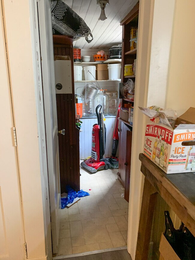 Building Photo - 312 Colchester Ave