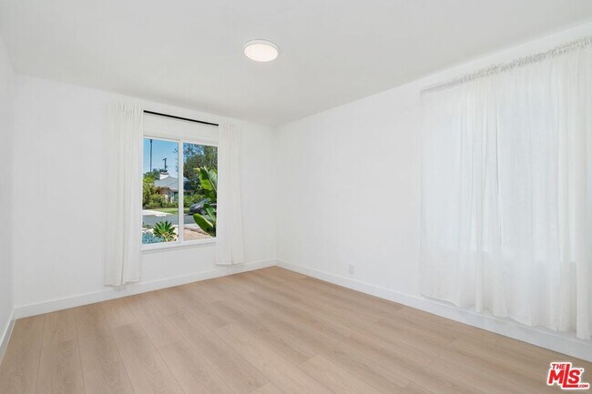 Building Photo - 14348 Collins St