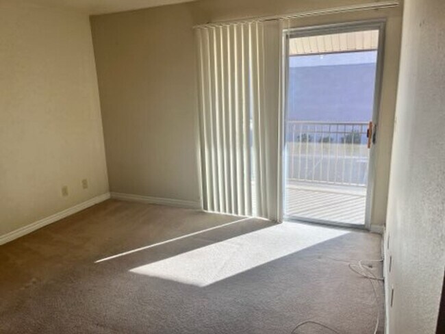 Building Photo - One Bed Condo in Southwest