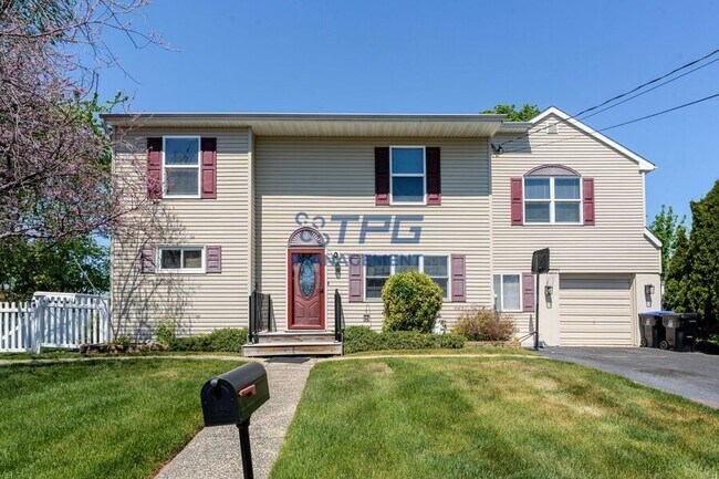 Building Photo - 8 Windsor Dr