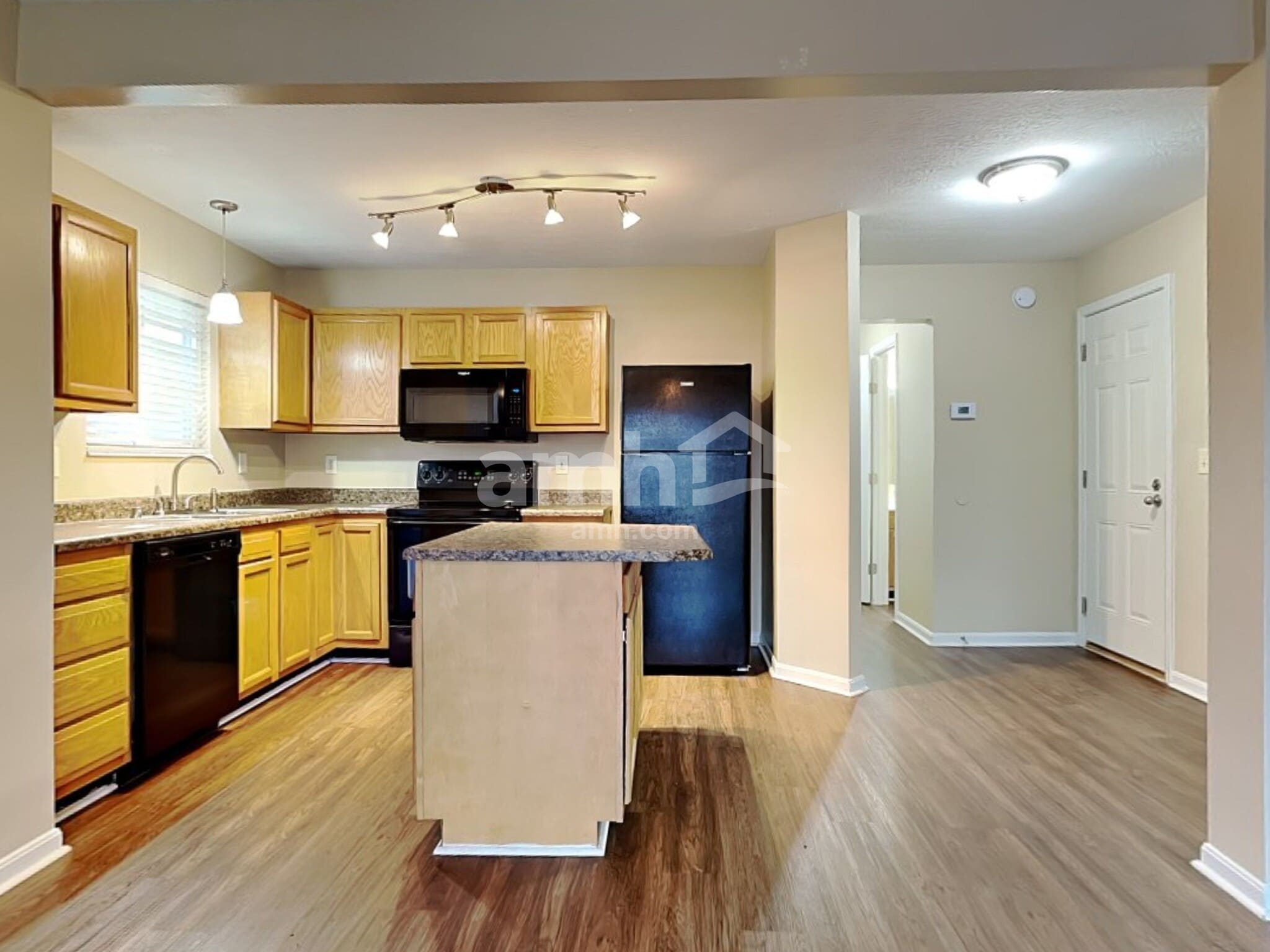 Building Photo - 10204 Meadow Glen Dr