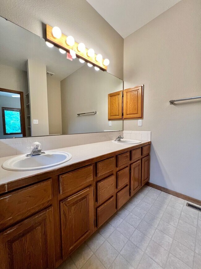 Building Photo - Charming 3 bed, 3 bath Ranch Home in South Fort Collins