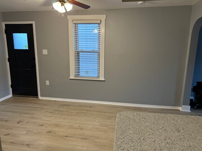 Building Photo - 203 Mansfield Ave