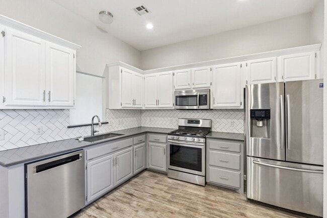 Building Photo - 824 Hunter Pl