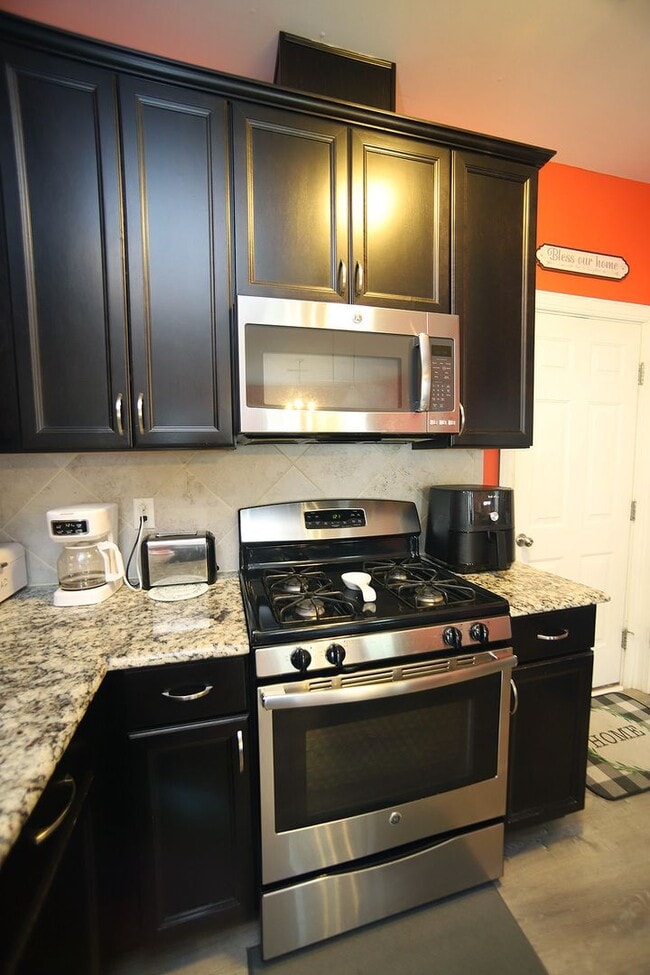 Building Photo - 709 Lone Pine Loop