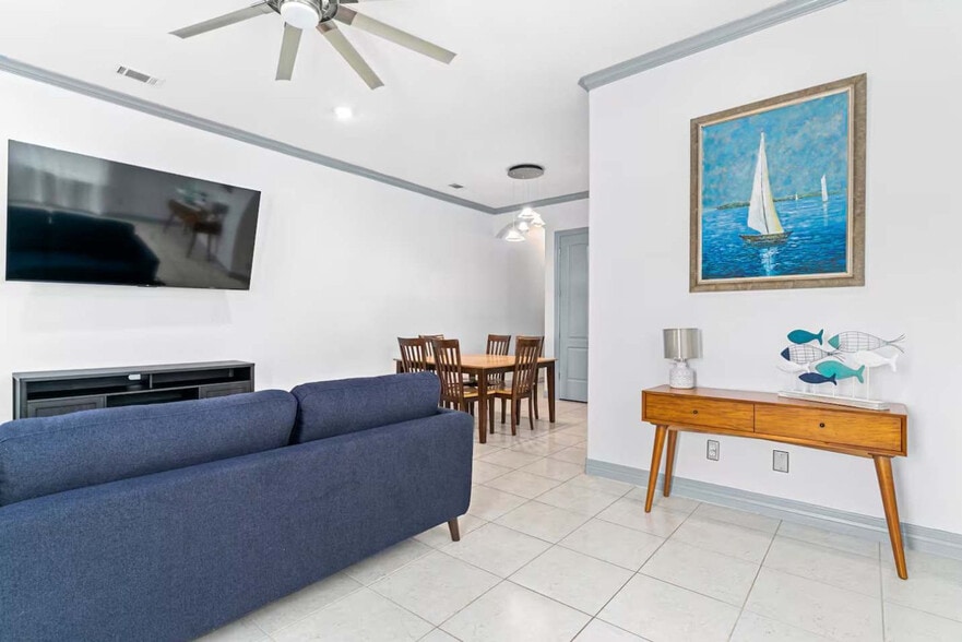 Building Photo - 117 E Campeche St