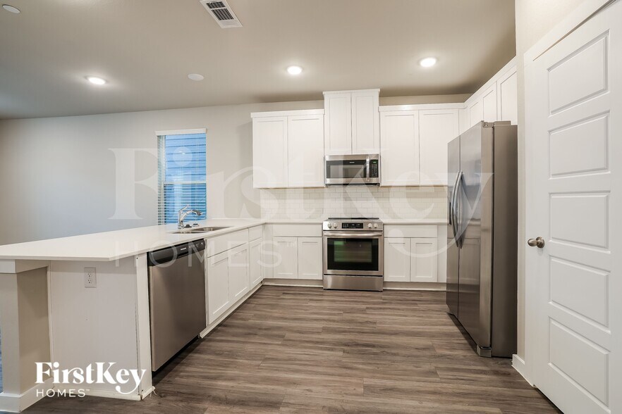 Building Photo - 18519 Centro Row